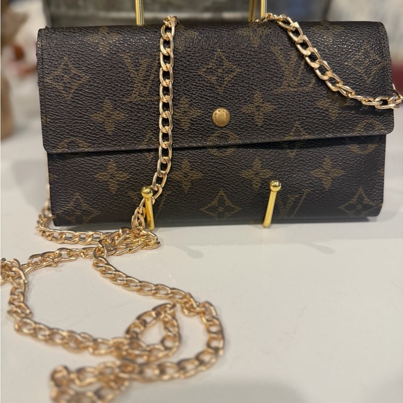 Louis Vuitton Classic Monogram Wallet. - Picture 2 of 13
